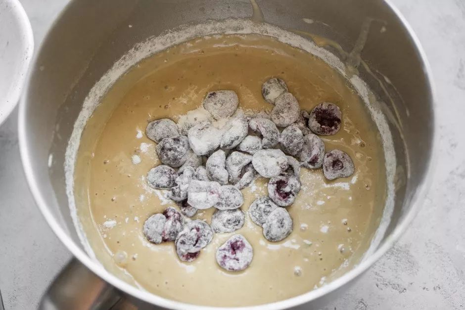 黑森林樱桃酒巧克力蛋糕,疯狂的草莓蛋糕图片