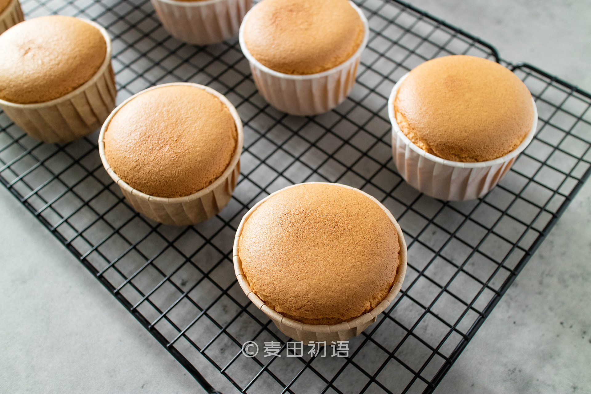 纸杯戚风蛋糕不塌不回缩的诀窍,用纸杯做戚风蛋糕湿乎乎的