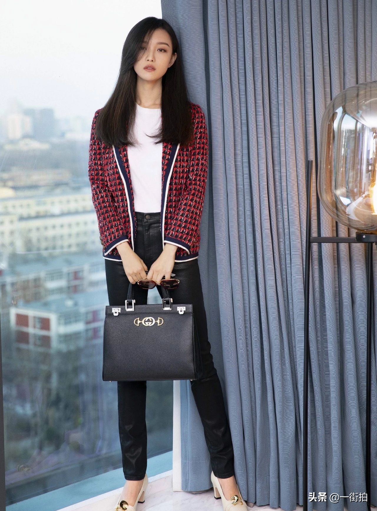 倪妮旅拍布袋垮裤好接地气,带货女王的魅力“眼神杀”无懈可击!