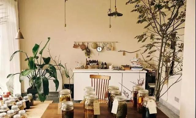 不当环球小姐，她跑到深山，种菜、调香，过上佛系人生