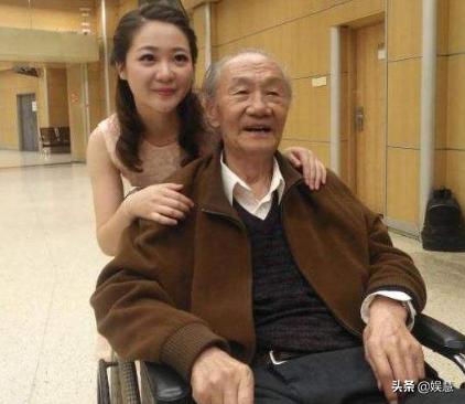 暖春齐如意参加爷爷葬礼,暖春奶奶和小花哭了