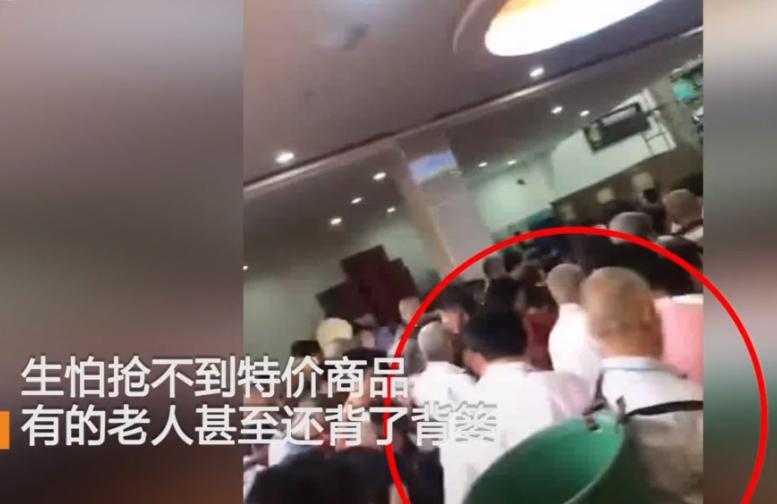 大爷大妈也疯狂！超市打折遭数百人哄抢，卷帘门几乎被挤塌
