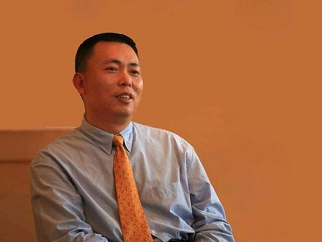 为了妻子移民美国，他才是中国的隐形首富，已经给中国捐了6个亿