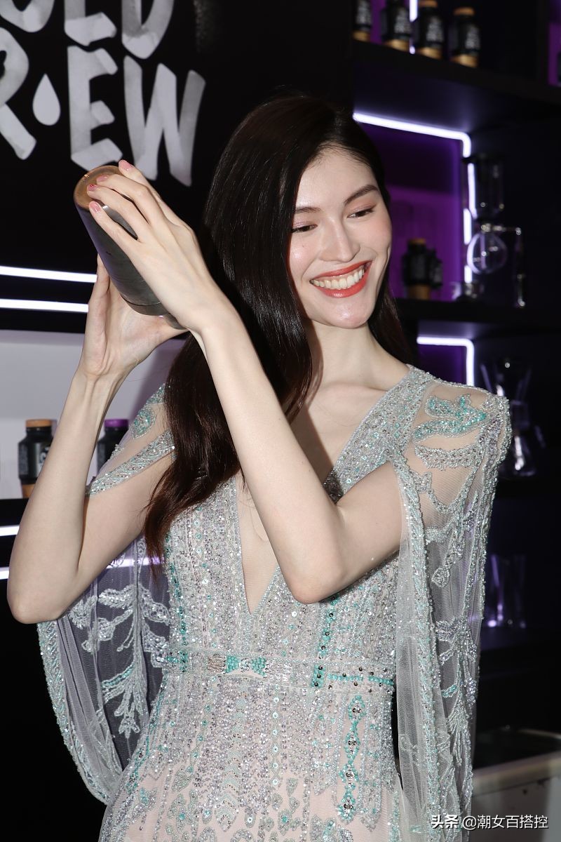 可仙可御！何穗穿裸色水钻裙秀身材，简单T恤配长裤就超级有范