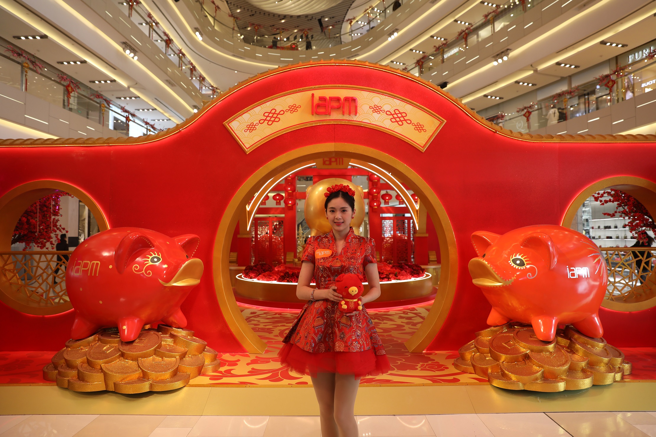 环贸iapm商场「猪福满满迎新春」主题展 萌猪艺术装置登场
