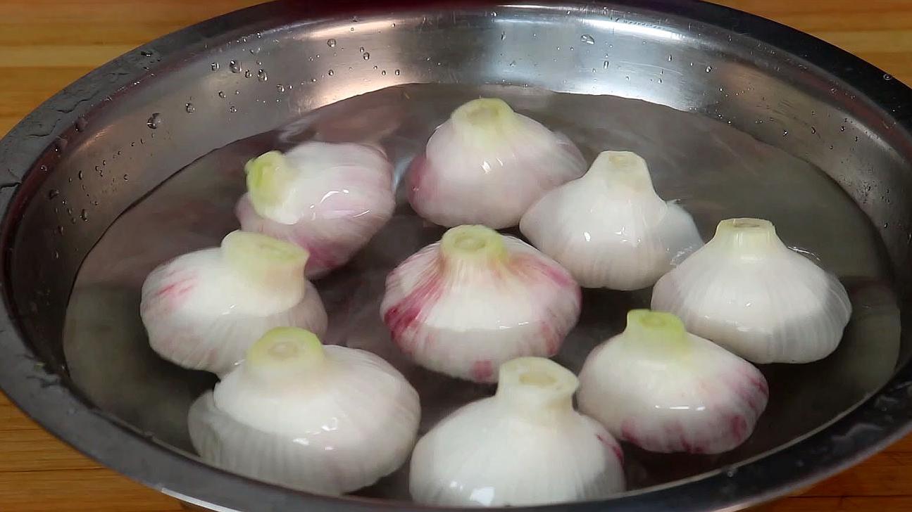 大蒜最简单的腌制方法,不加糖腌制10斤大蒜的正确方法