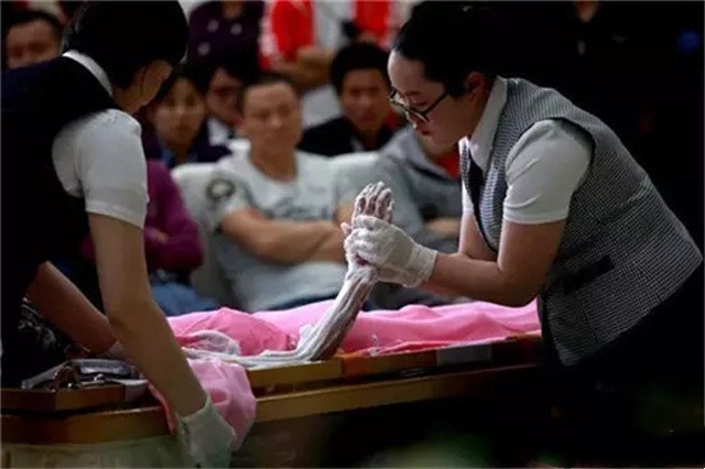 一位80后入殓师的忠告：不能用手直接触摸遗体，就算是亲人也不行