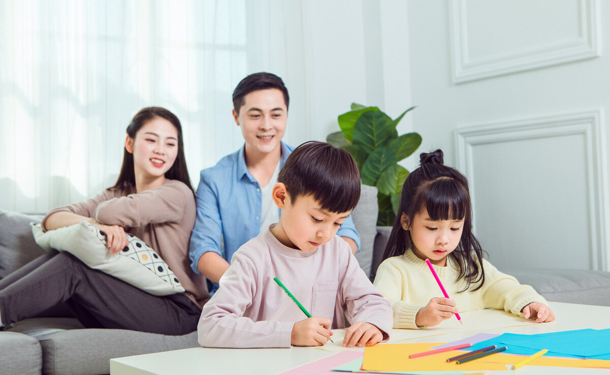 自律的孩子是怎么养成的？教导自律，家长在这3方面要“狠”一点