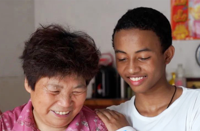 11年前,浙江农村奶奶收养了一个黑人小男孩巴比,如今怎么样了?