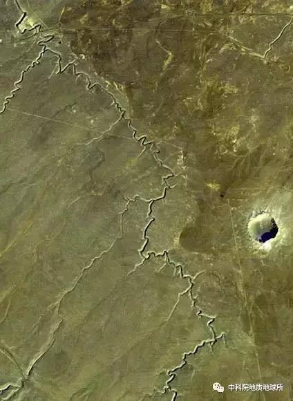 墨西哥海湾陨石撞击坑深度30km,较大的陨石撞击坑又称环形山