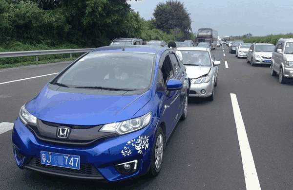 高速120前面突然提示限速100,高速110的路面突然提醒限速60