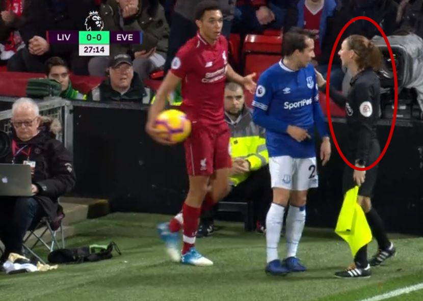 英超迎首位女性主裁判,英超女边裁执法视频