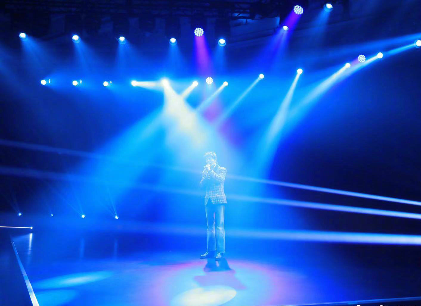 华晨宇同款棒球服搭配,华晨宇黑色西服穿搭图片