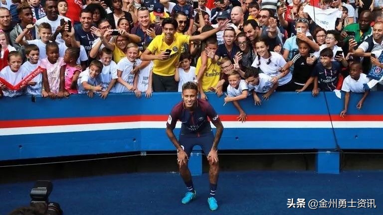 昔日米兰前锋打败昔日米兰后卫，大巴黎翻船，一问题值得米兰深思