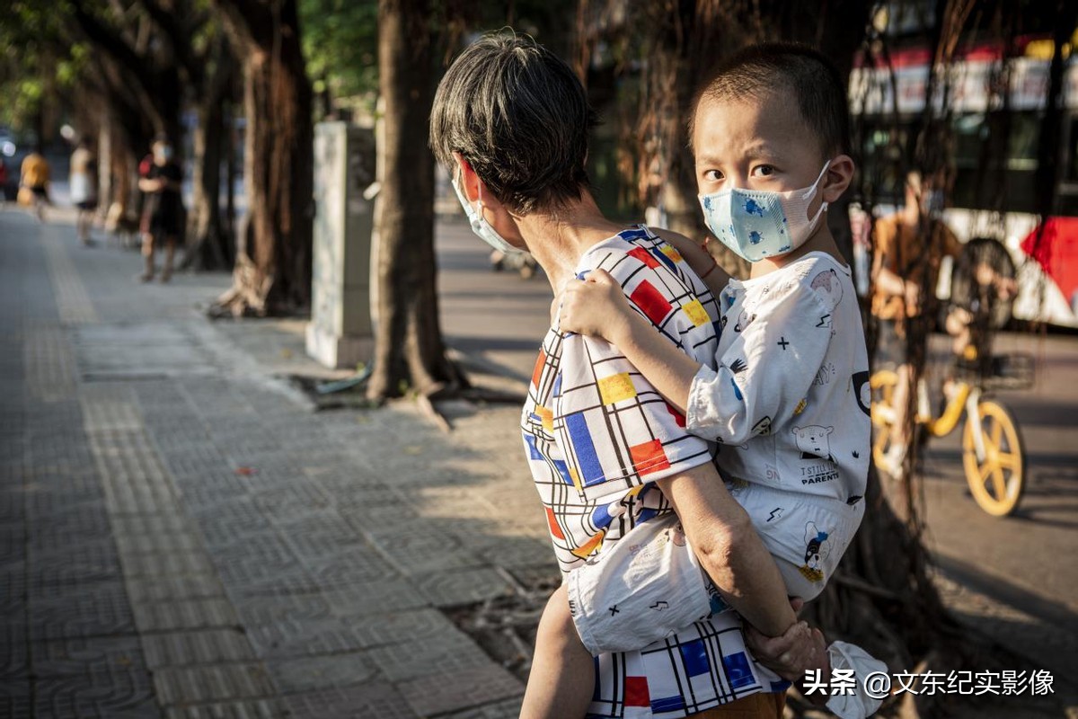 四岁男孩绝症被父母抛弃,4岁小孩患癌晚期被父亲抛弃