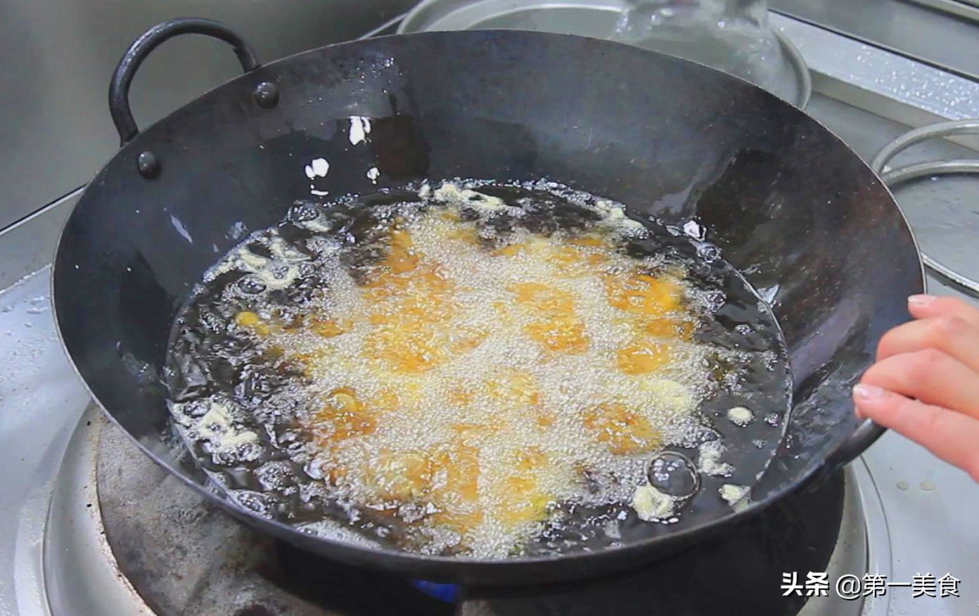 大厨做黄焖鸡米饭教学视频,大厨教你做黄焖鸡米饭的简单做法