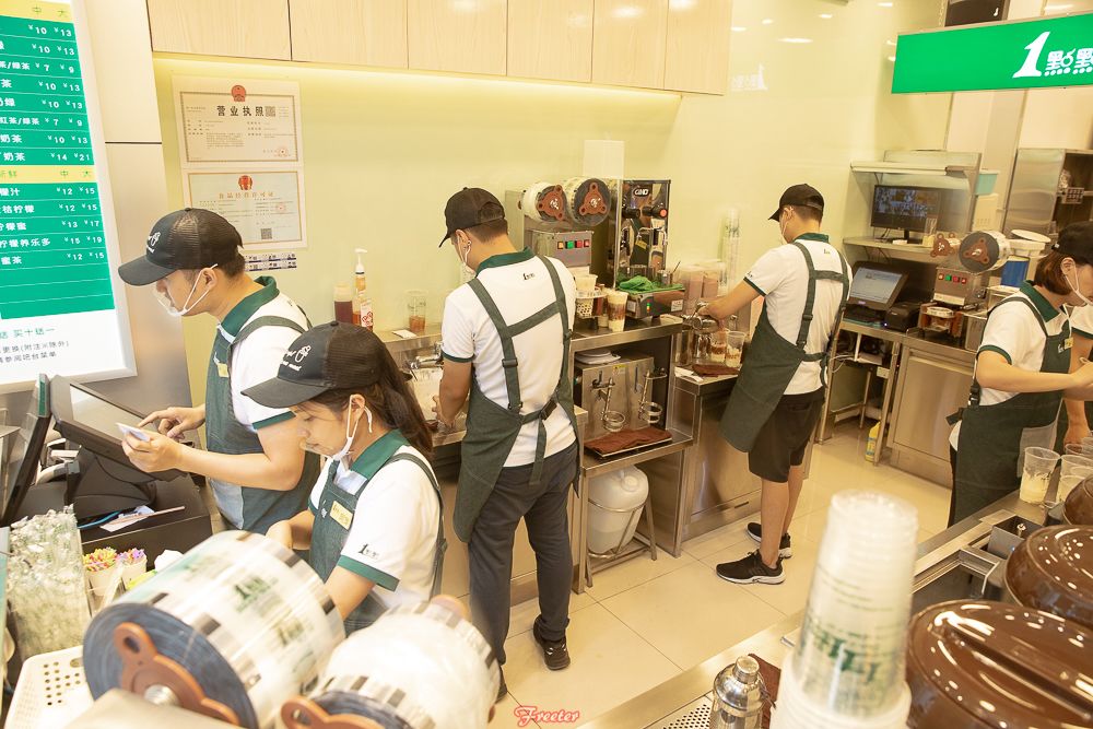 头顶顶着四十度的高温,头顶30多度的高温