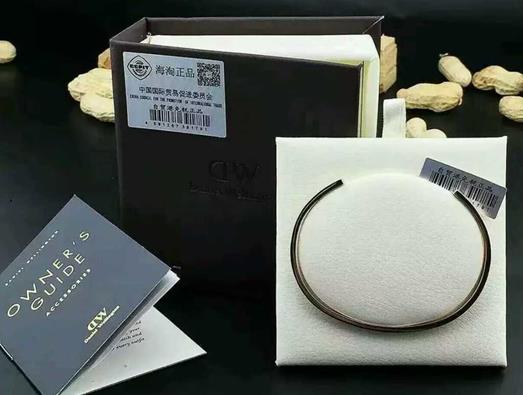 dw手表怎样看真假鉴别,dw手表说明书第四页真假辨别