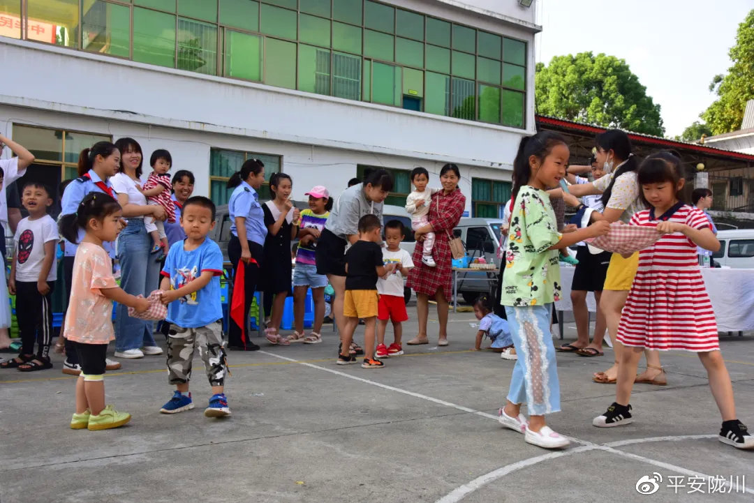 第一次走进警营过六一,迎六一进警营