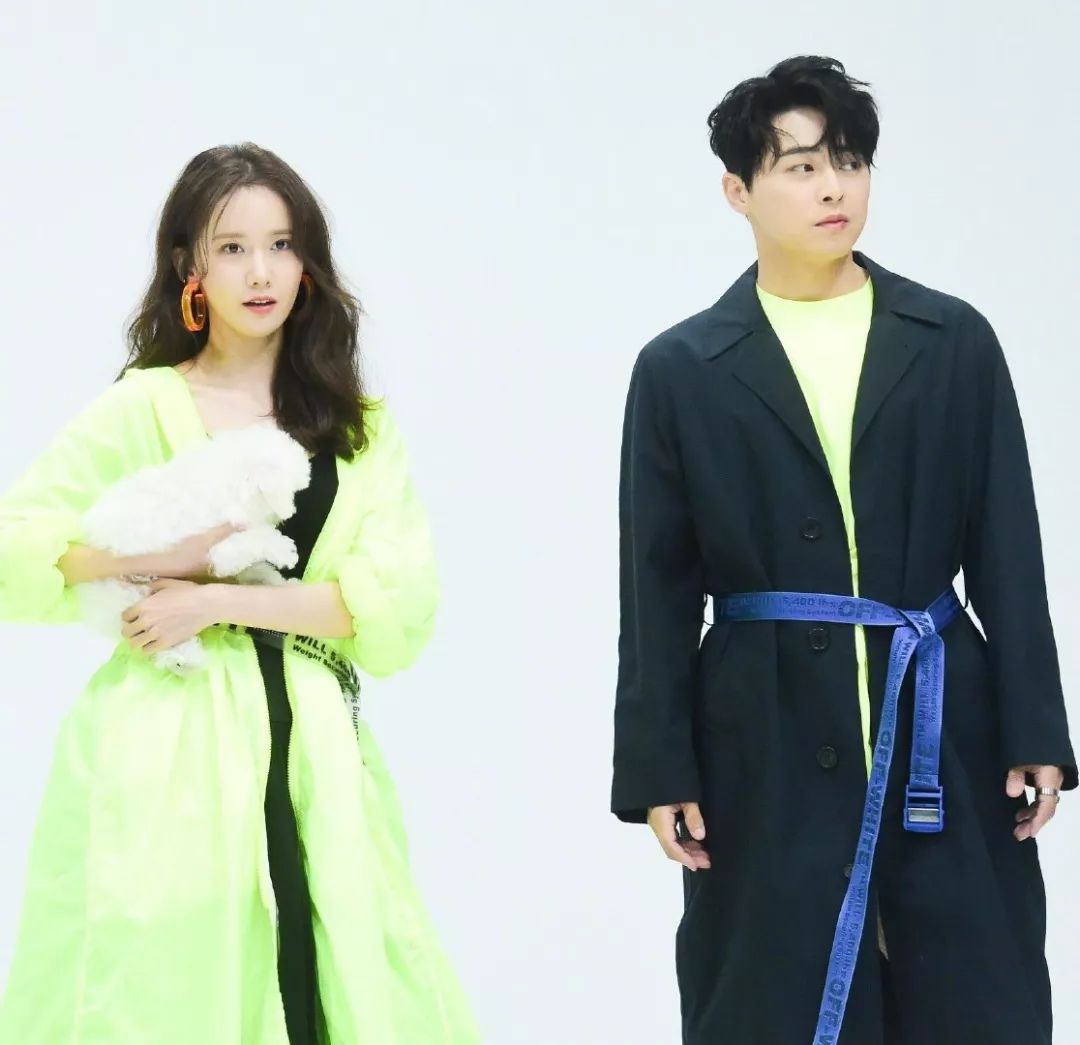 “南韩童颜”林允儿真低调,一身校园风背带裤太乖巧,哪像29岁