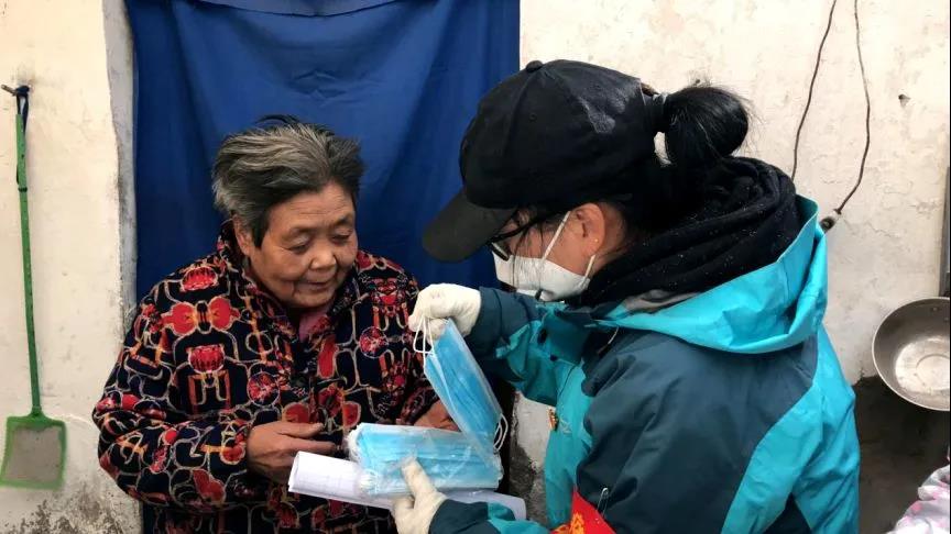 为困难群众开通医保服务绿色通道,开通绿色通道暖心护送