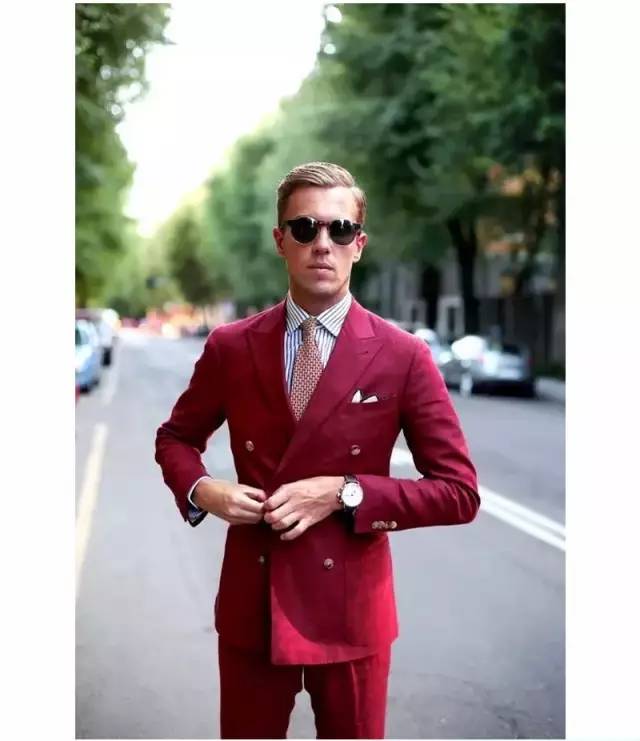 男人都需要一身合适的西装，怎样定制西装才能更加合身？