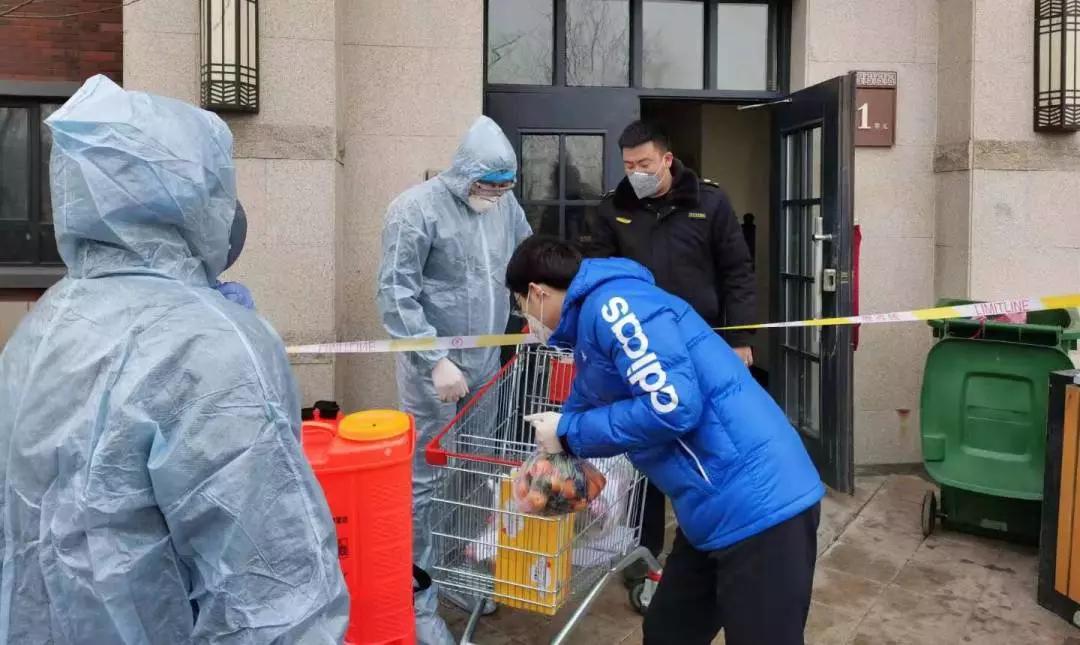 一位外卖小哥逆行,一个外卖小哥逆行