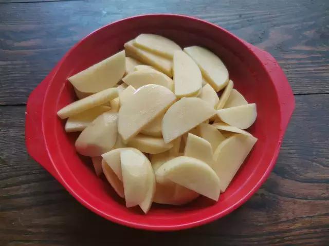 土豆和香菇做法家常菜,香菇土豆炖肉这样做全家人都爱吃