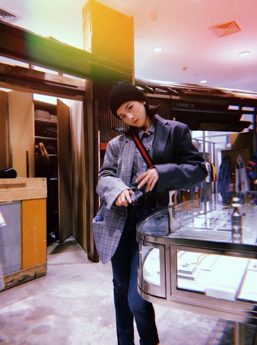 6张杨超越的照片中混进1张宋祖儿的照片，3秒能认出都是真爱粉