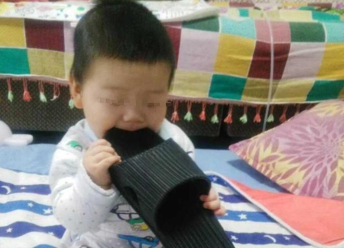 宝宝爱啃拖鞋,宝宝老是啃鞋子啥的正常吗