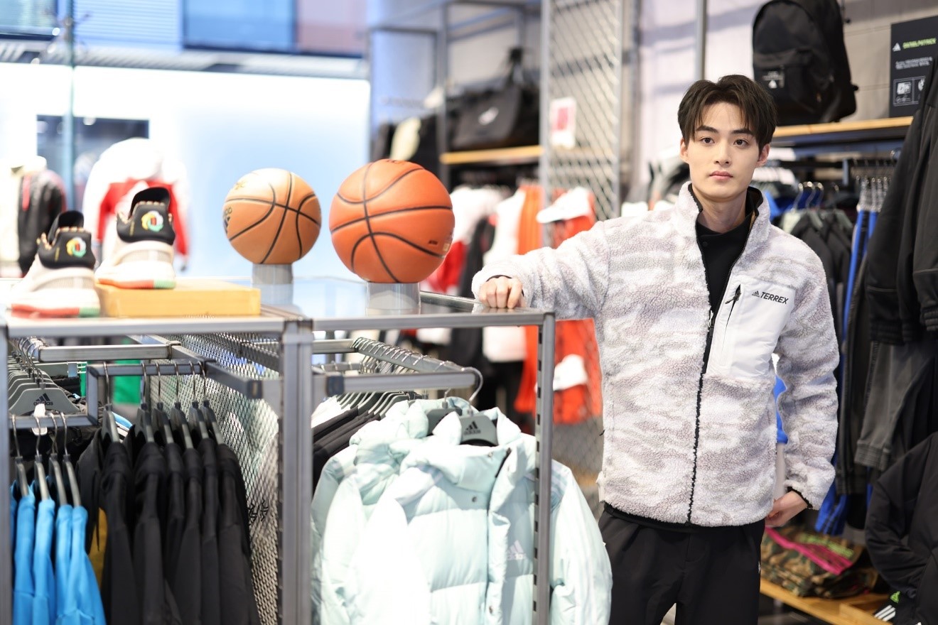 阿迪达斯ozweego春季新款,阿迪达斯新品来袭