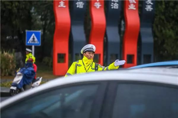 “30多年前，我也有个明星梦！”这位帅大叔自创“五部曲”指挥交通，晋升网红“口哨哥”！