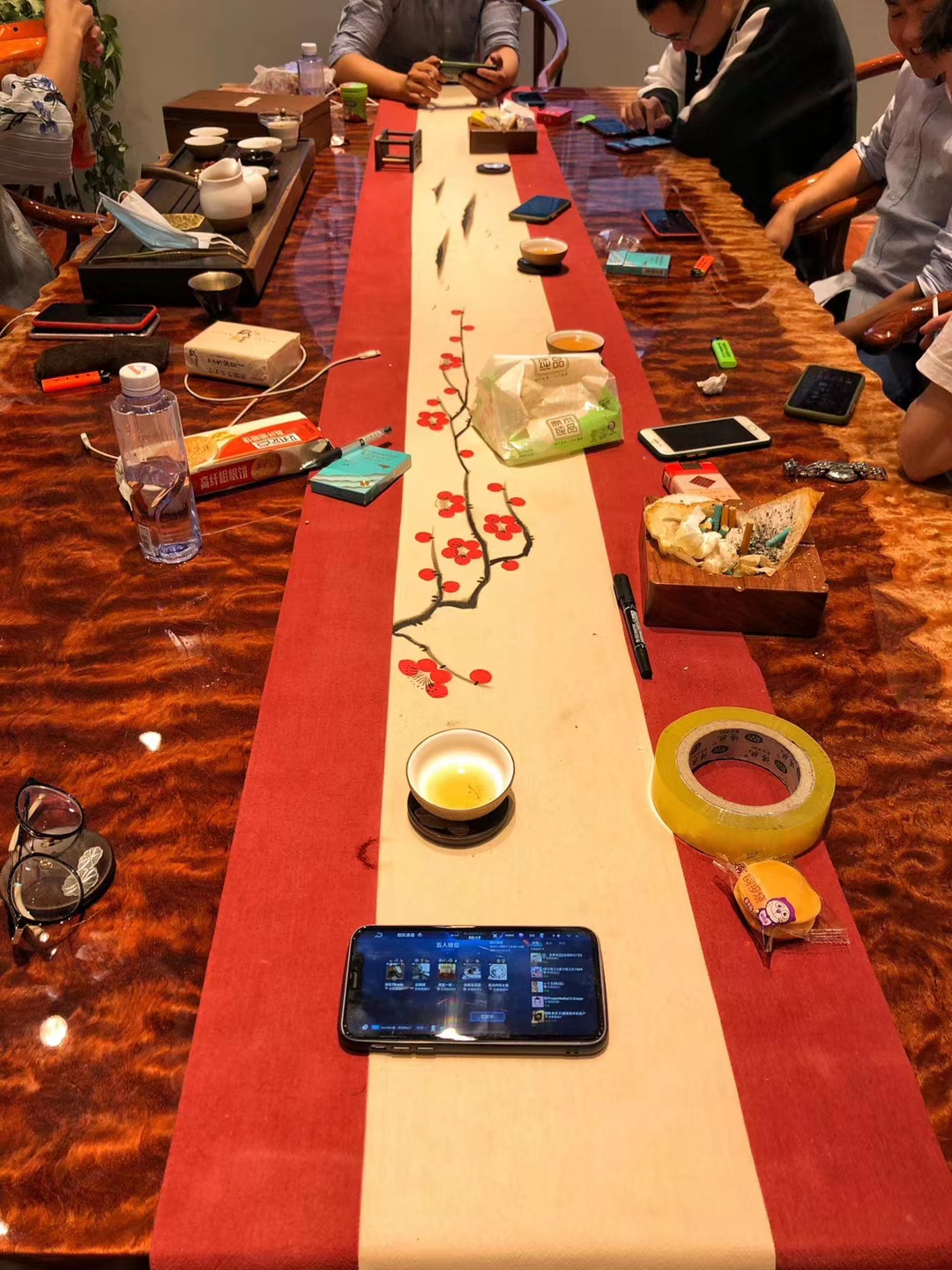 成都土豪50岁娶媳妇，聘礼给70吨，整整5卡车，漂洋过海太浩大