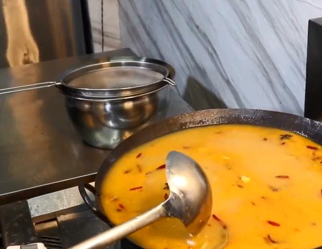 螺蛳粉汤底做法及配方红油,熬螺蛳粉的汤50斤水放多少盐