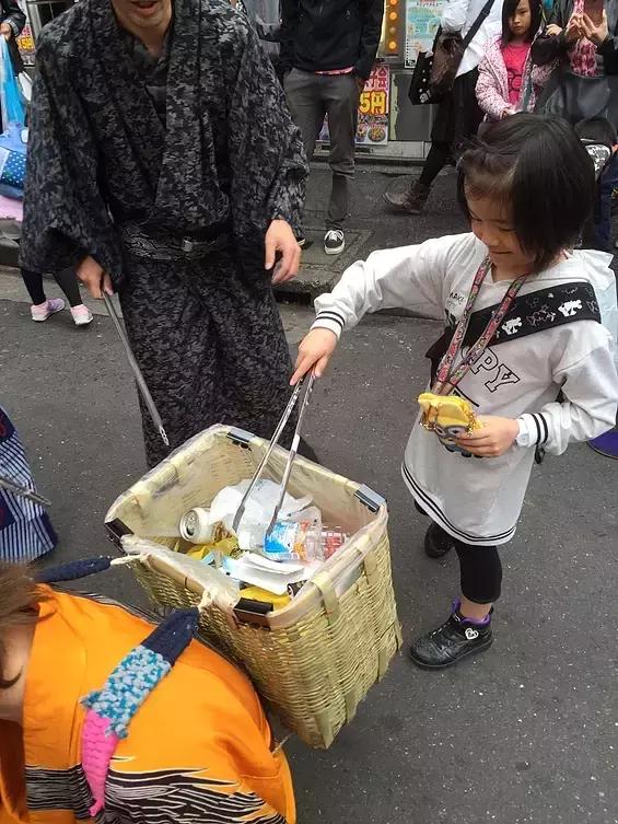 日本街头捡垃圾,日本人街头捡垃圾