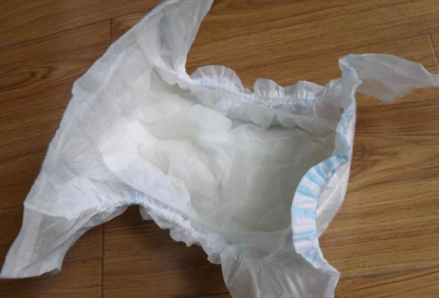 有没有给宝宝穿尿不湿崩溃的,宝宝穿尿不湿一天要换几片