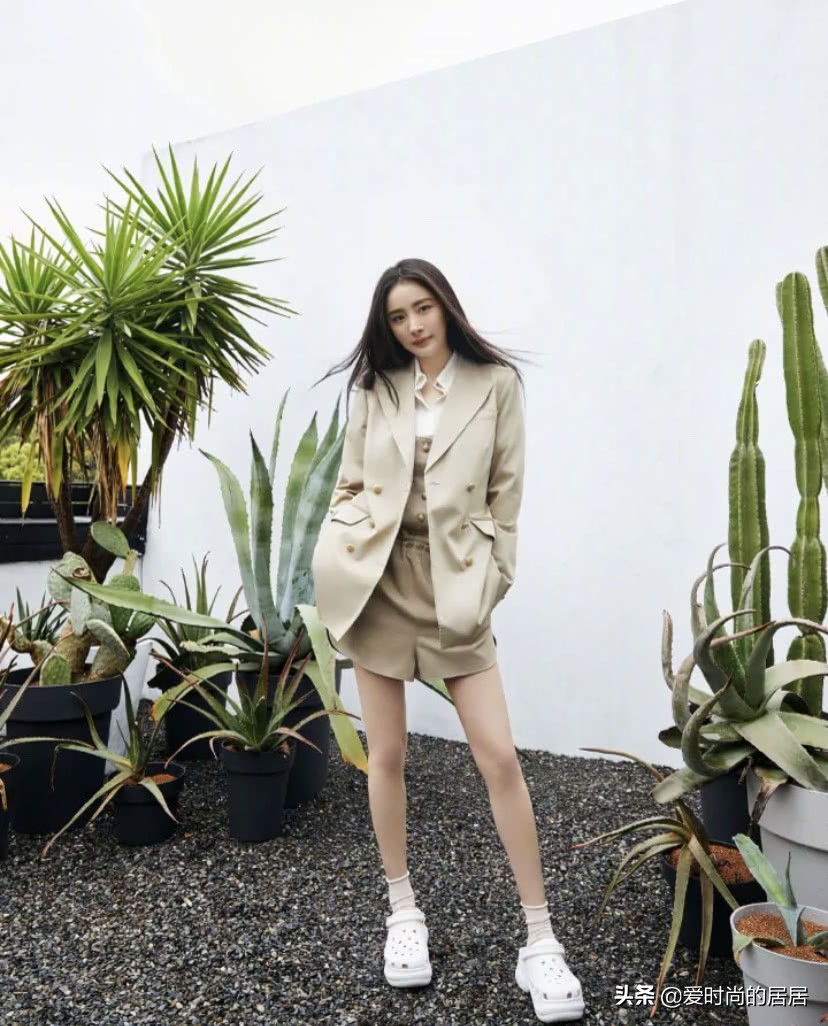 杨幂同款增高洞洞鞋最新女款,杨幂长筒袜配运动鞋超显年轻