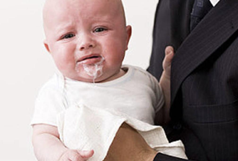 宝宝吐奶怎么办6个方法改善,宝宝吐奶多怎么办最有效