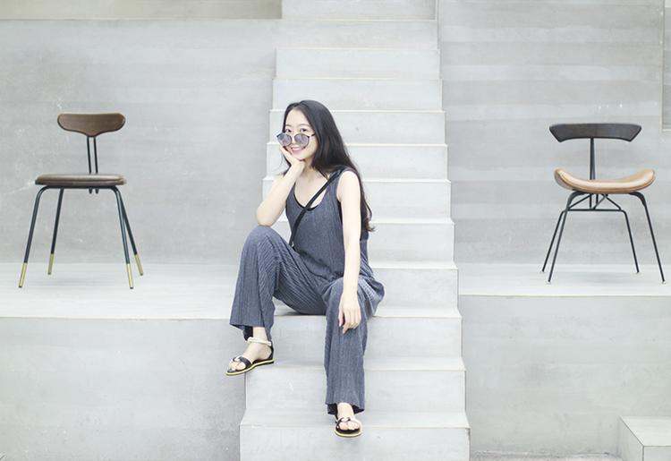 穿上即陷进柔软的「纸片人」背带裤，一封写给夏天的慵懒情书