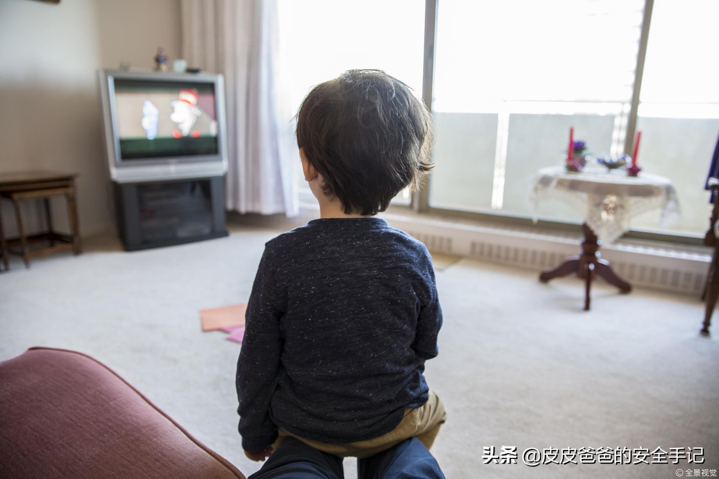 孩子不睡觉是体力没耗完，3种不需老年人体力的陪孩子运动方法