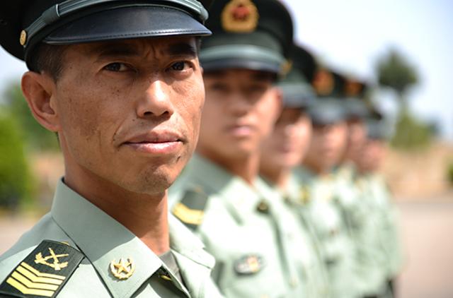 安徽兵王仅初中文化，入伍34年有召必回，退役后女儿继承父业