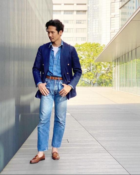 飞行夹克搭配深蓝色直筒牛仔裤,夹克配修身或者直筒牛仔裤