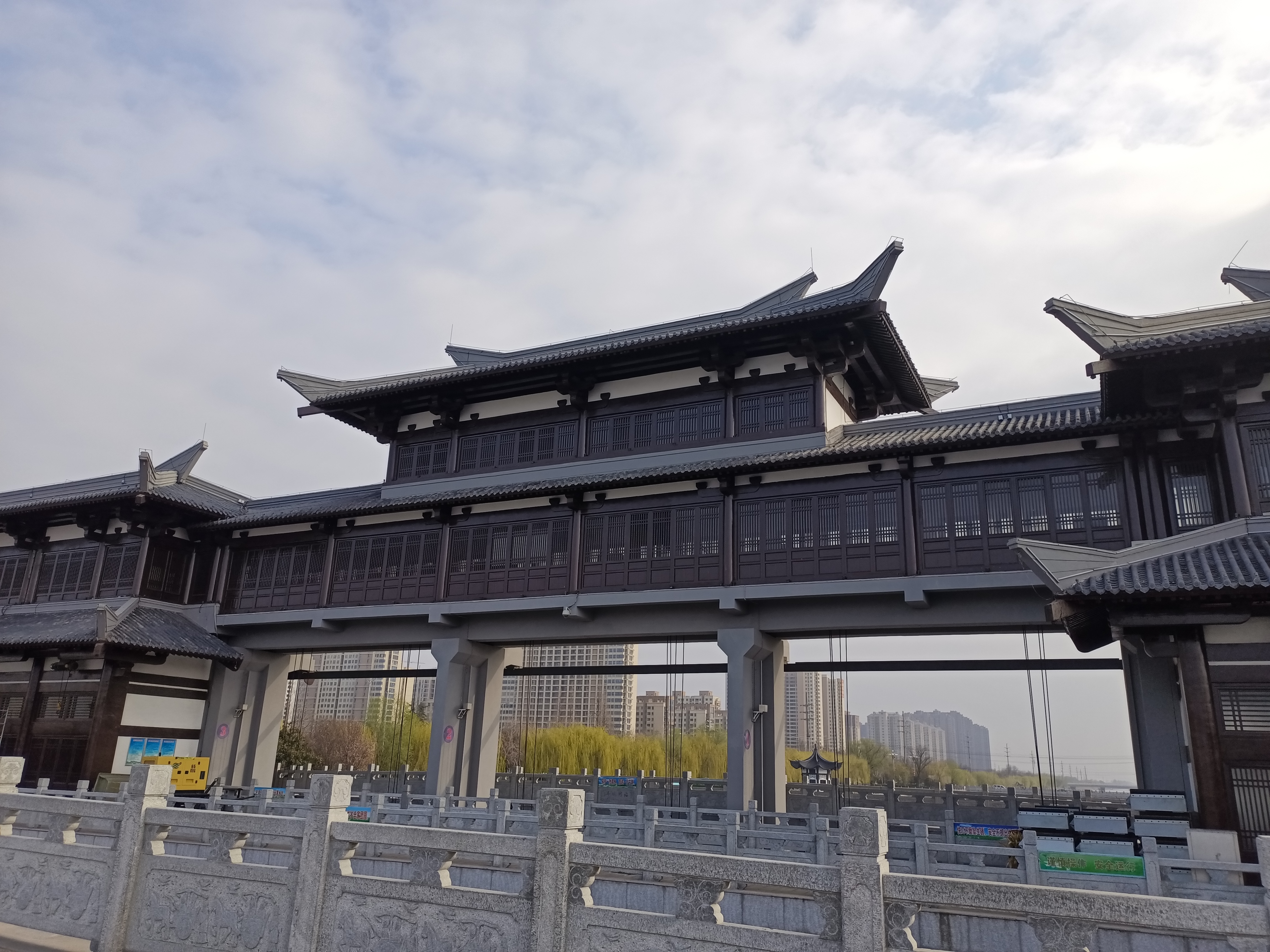 春暖花开正当时，丰县河滨公园成了很多丰县人的休闲胜地