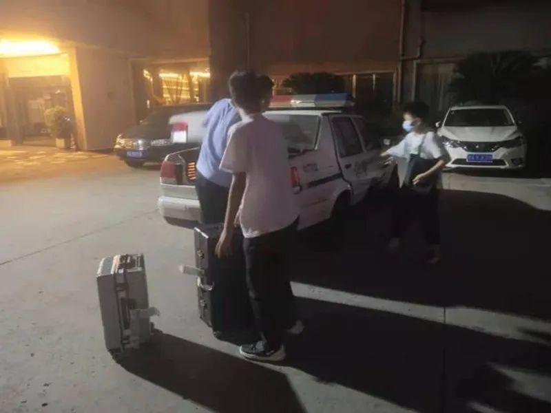 两人机场错拿行李箱,行李箱被拿错无人联系归还