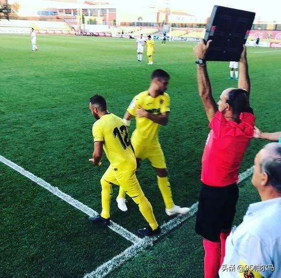 35岁落叶归根，却还扮演着潜水艇上的指挥官