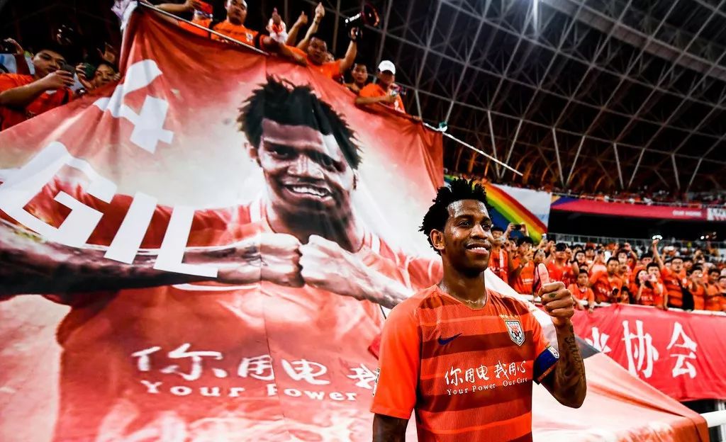 吉尔告别仪式戴琳落泪,吉尔与戴琳相拥落泪