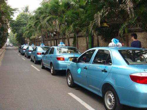 岛国看峡谷瀑布和火山，打车3元起100元住双人间，往返1.5K还免签