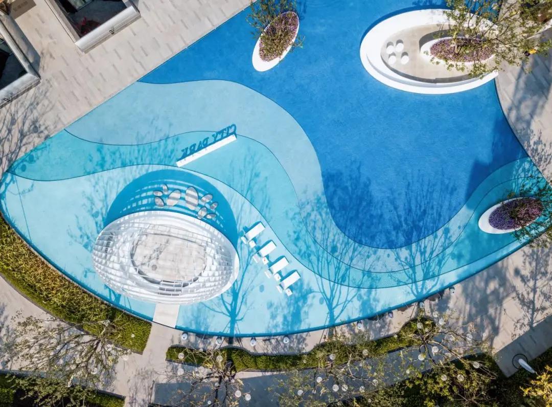 夏日泳池风景,夏日玩水胜地无边际泳池