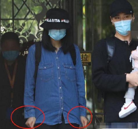 昆凌生一胎的时候多少岁,昆凌生完二胎后首次露面