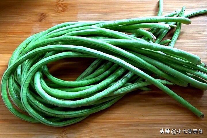 家庭版腌制酸辣豆角怎么腌,自己在家腌咸豆角怎么腌才好吃